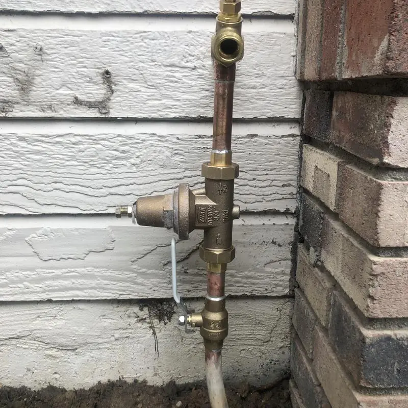 Pressure regulator and copper water trunk line installation
