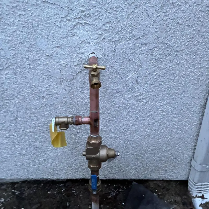 Pressure regulator and hose bib with ball valve installation